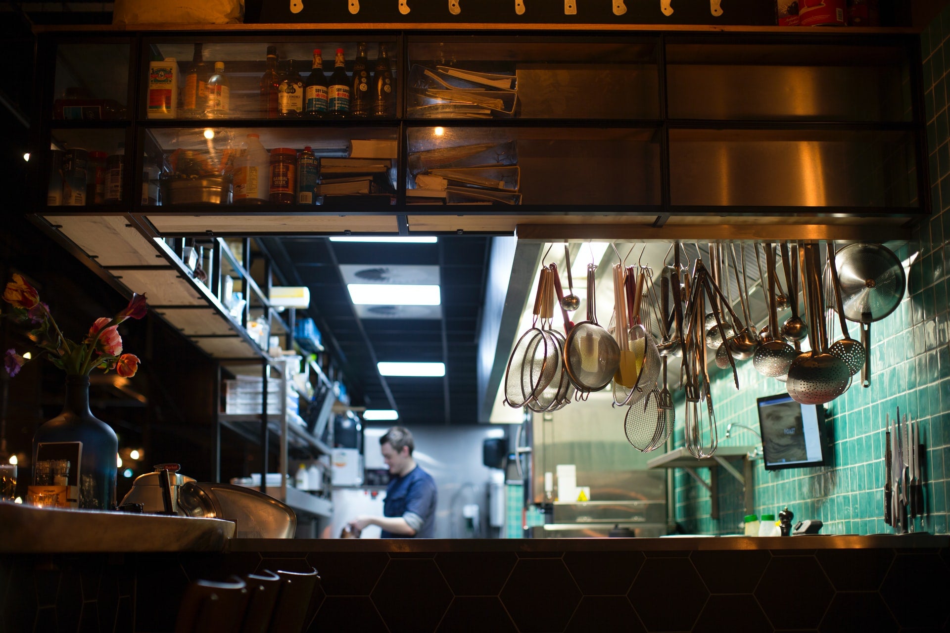 What does good food hygiene look like in a restaurant kitchen?